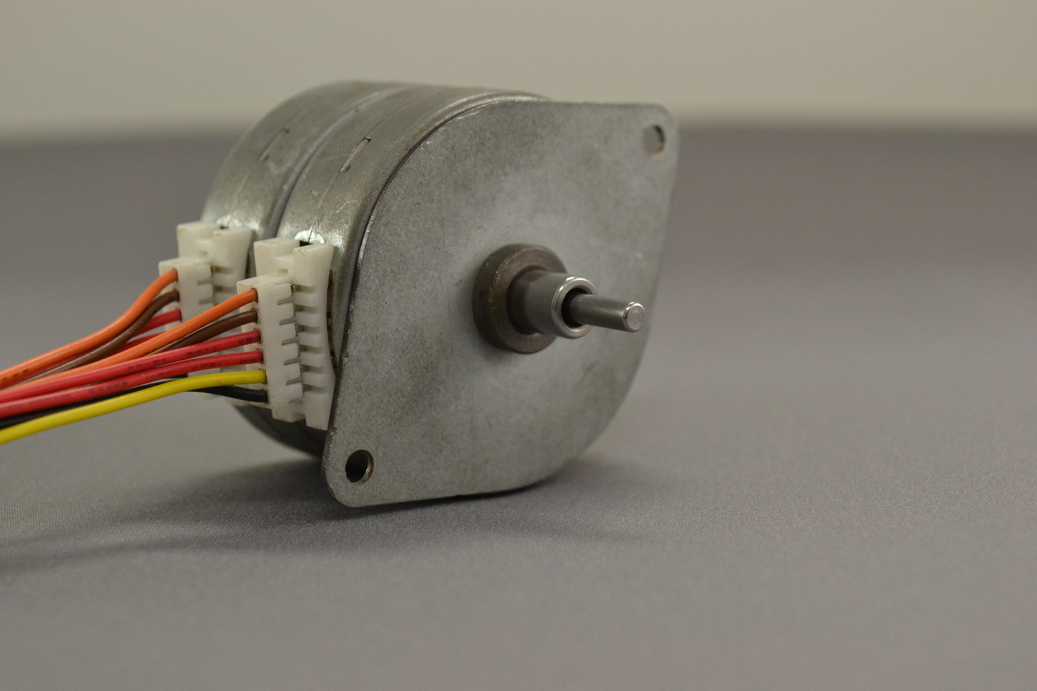a stepper motor with one shaft nested inside a second shaft